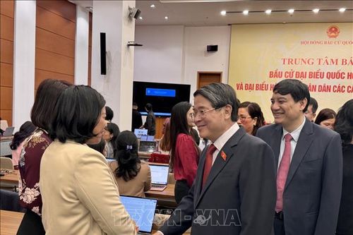 Phó Chủ tịch Quốc hội Nguyễn Đức Hải thăm, động viên phóng viên tác nghiệp bầu cử