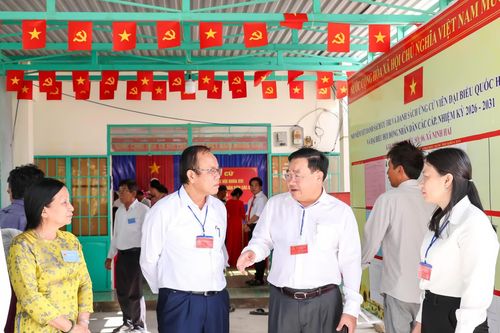 Phó Chủ tịch UBND tỉnh Trịnh Minh Hoàng kiểm tra công tác bầu cử tại các xã phía nam tỉnh