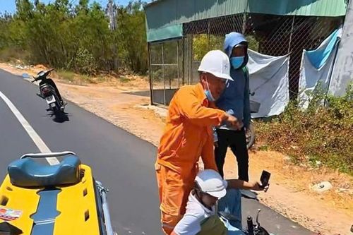 Phát hiện người gặp nạn bên Quốc lộ 1A, nhân viên điện lực Lâm Đồng dừng xe đưa đi cấp cứu