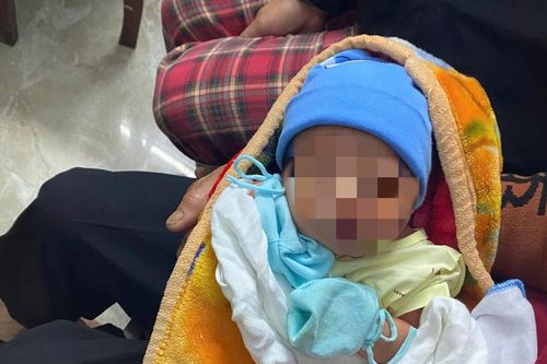 Bé trai sơ sinh bị bỏ rơi dưới hầm chui cao tốc ở Quảng Trị