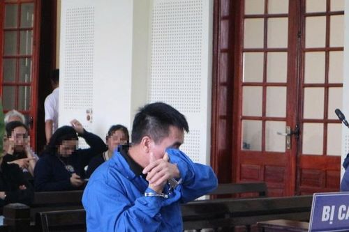 Giọt nước mắt muộn màng của người chồng 'níu kéo' vợ bằng dao