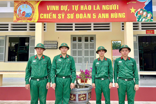 Hai cặp song sinh chung màu áo lính