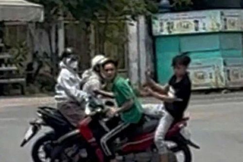 Clip: Hai người đi xe máy bị đuổi đánh trên đường ở TPHCM