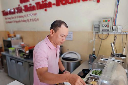 Chủ quán bún bò 'gây sốt' với tấm bảng lạ giữa lúc bão giá