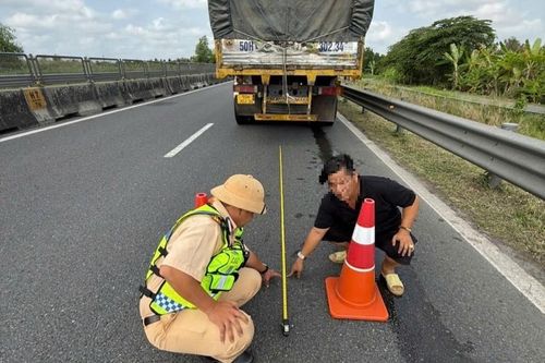 Cẩn thận bị phạt vì đặt cảnh báo khi dừng xe khẩn cấp trên cao tốc