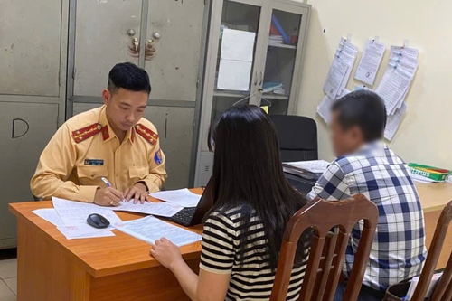 Hà Nội: Xử phạt tài xế sử dụng điện thoại khi đang lái xe