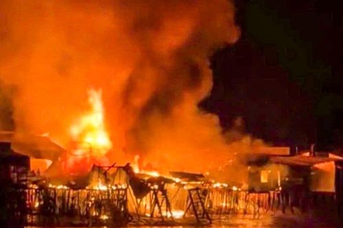 Cháy lớn tại dãy nhà dân ven sông xã Tân Tiến vào đêm khuya