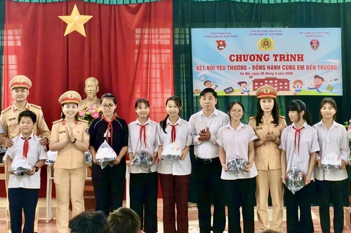 Hà Nội: Tuyên truyền Luật Trật tự, an toàn giao thông đường bộ đối với học sinh dân tộc Dao tại Ba Vì