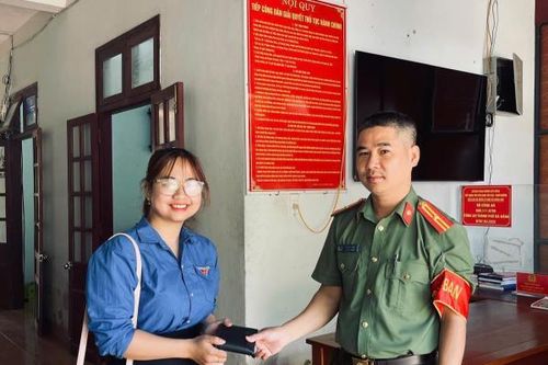 Công an xã Sông Vàng nhanh chóng xác minh, trao trả tài sản cho người đánh rơi