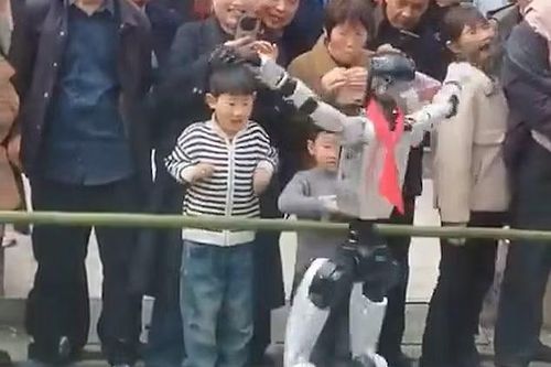 Cậu bé bất ngờ bị robot tát vào mặt