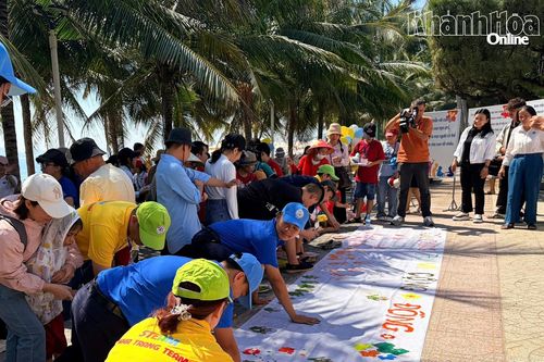 Hơn 50 học sinh khuyết tật tham gia hoạt động trải nghiệm tại biển Nha Trang