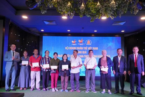 Hội Doanh nhân trẻ Việt Nam tặng 50 suất quà cho nạn nhân chất độc da cam