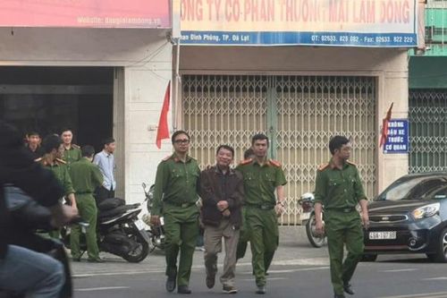 Công an làm việc với Giám đốc Trung tâm dịch vụ đấu giá tỉnh Lâm Đồng