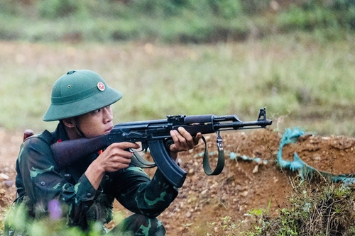 Trường Sĩ quan Lục quân 1: Diễn tập chiến thuật bắn đạn thật sát thực tiễn, an toàn tuyệt đối