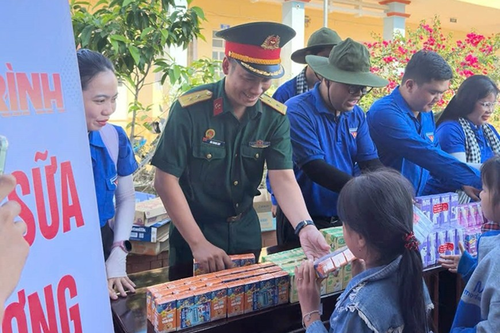 'Tháng 3 biên giới' tại Đồng Nai: Trao hơn 1.000 hộp sữa tặng trẻ em vùng biên giới