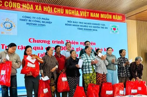 Trao 241 suất quà cho hộ nghèo, cận nghèo và trẻ em khuyết tật tại xã Nam Cam Ranh