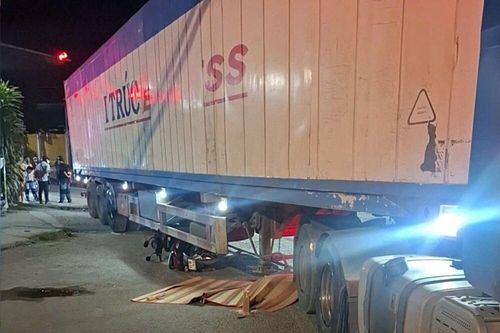 Va chạm với xe container, 2 người tử vong