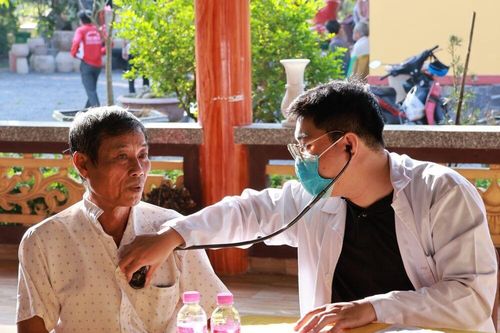 Xã Tháp Mười: Khám bệnh và phát thuốc miễn phí cho 500 người dân