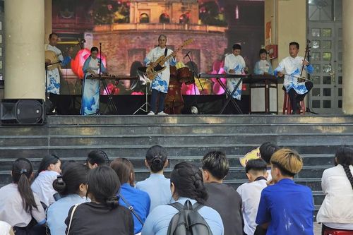 Học sinh trải nghiệm các ngành nghệ thuật truyền thống