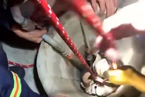 Cứu cô gái mắc kẹt dưới giếng sâu