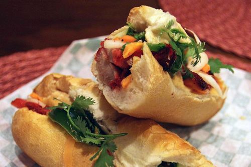 Số ca nhập viện nghi ngộ độc sau khi ăn bánh mì ở Đắk Lắk tăng lên 61 người
