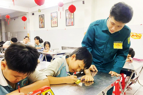Người 'gieo chữ' cho trẻ em bất hạnh