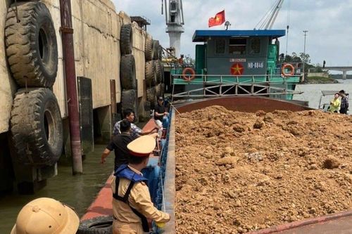 Phát hiện tàu vận chuyển 700 m3 đất san lấp không rõ nguồn gốc