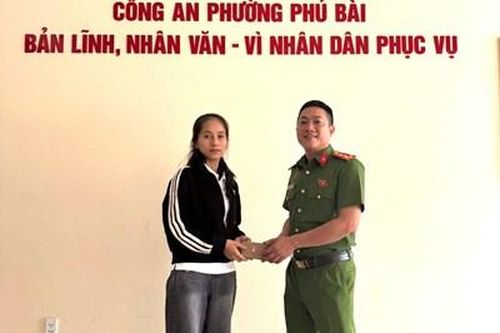 Trao trả tài sản cho người dân đánh rơi