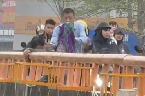Giây phút nhanh trí của đại úy Công an cứu người trên cầu Sặt