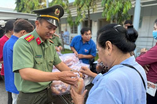 Trao bữa sáng, gửi yêu thương