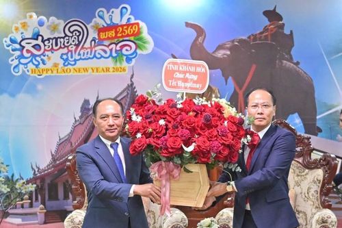 Đoàn công tác tỉnh Khánh Hòa thăm, chúc Tết cổ truyền Lào tại tỉnh Attapeu