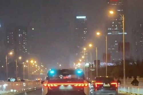 Nhiều xe taxi tự lái bất ngờ dừng trên đường ở Trung Quốc