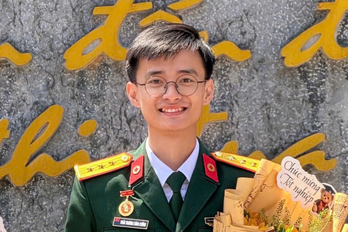 Bản lĩnh thủ khoa Trần Trương Công Cường dưới hai màu áo