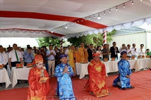 Dâng hương tưởng niệm Thánh Nguyên Hoàng đế Hồ Quý Ly