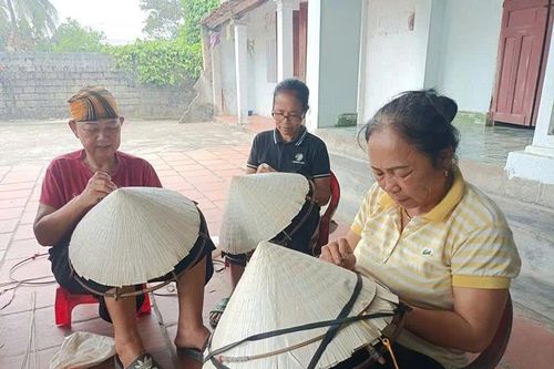 Người cao tuổi 'nặng lòng' với nghề truyền thống