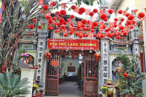Có một ngôi đền thiêng giữa lòng phố