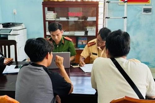Gia Lai: Xử phạt 2 tài xế chở người trên thùng xe
