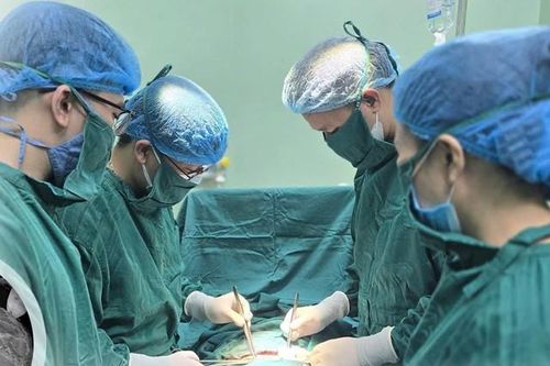 Cấp cứu kịp thời ca rau bong non, mẹ tròn con vuông