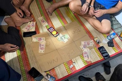 Sát phạt 'bầu cua' ngay trên điện thoại, 8 người bị bắt quả tang