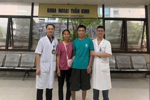 Chủ quan đau lưng, người đàn ông 42 tuổi liệt chân, bí tiểu