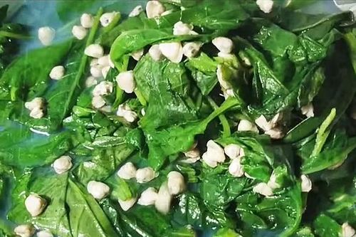 Loài rau mọc hoang vẫn đắt khách, giá tới 80.000 đồng/kg vẫn không đủ bán