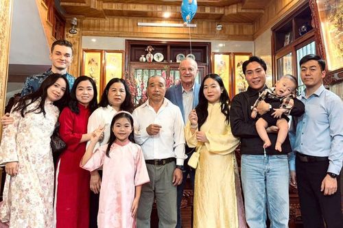 Con trai cưới vợ Việt 3 năm, ông bố Mỹ sang thăm thông gia 4 lần vì quý mến