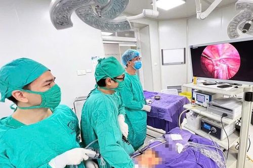 Cứu buồng trứng cho bé gái 9 tuổi nhờ phẫu thuật nội soi kịp thời