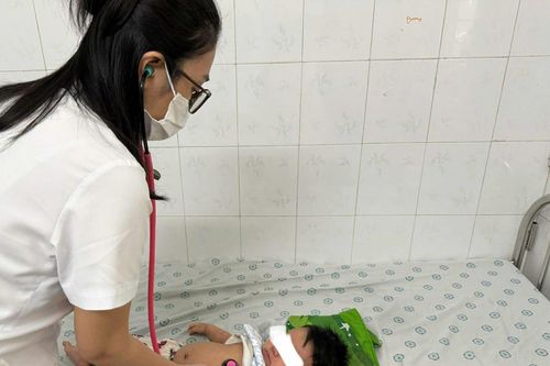 Biến chứng viêm phổi gây khó khăn cho quá trình điều trị sởi