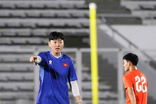 Trợ lý HLV Kim Sang Sik chia tay đội tuyển Việt Nam