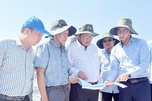 Phó Chủ tịch UBND tỉnh An Giang Ngô Công Thức khảo sát các khu mỏ khoáng sản phục vụ công trình APEC