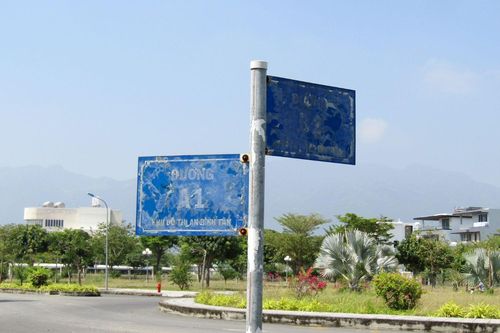 Biển báo tên đường bị bong tróc
