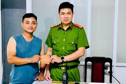 Công an xã Duy Xuyên giao trả tài sản cho người đánh rơi