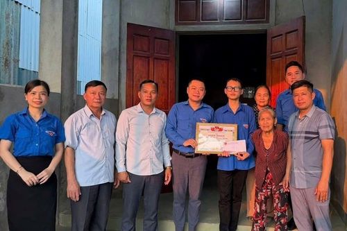 Khen thưởng nam sinh lớp 10 dũng cảm lao ra biển cứu người giữa dòng xoáy