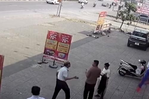 Công an vào cuộc vụ tài xế taxi dùng gạch tấn công khách
